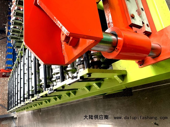 临河区中国沧州华泰压瓦机设备有限公司☎13932755775复合板机 橡胶轴打滑