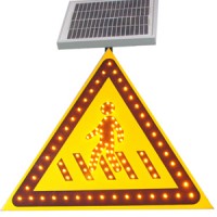 河南省注意行人警示牌 三角形太阳能标志牌生产厂家